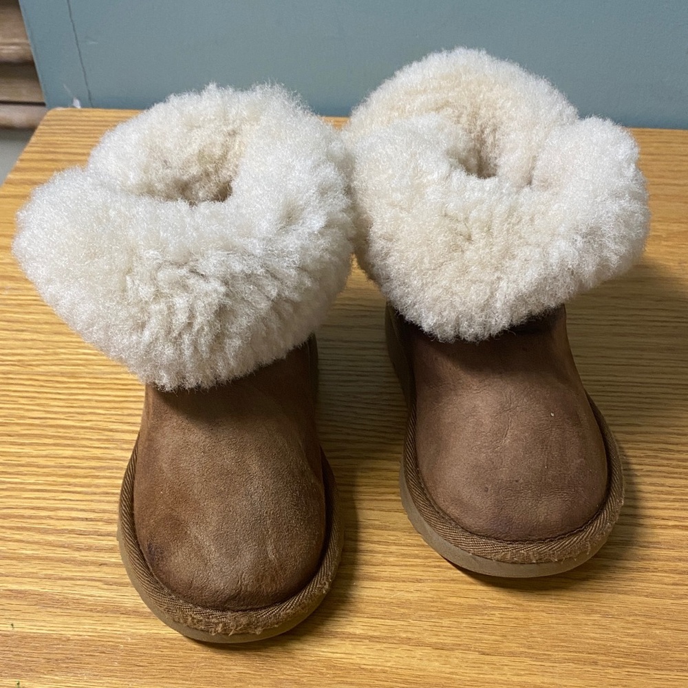 Ugg Boots Short Bailey Button Sheepskin Suede  Kids Size 10